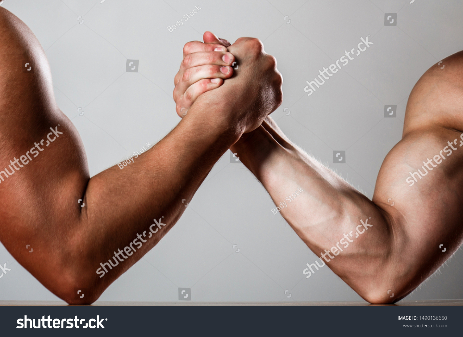 手相撲は 競争 人の手や腕 筋肉質の手 腕相撲を組む 2人の男が腕相撲をする 競争 男の腕相撲の接写 力や腕を測る筋肉質の男性 の写真素材 今すぐ編集