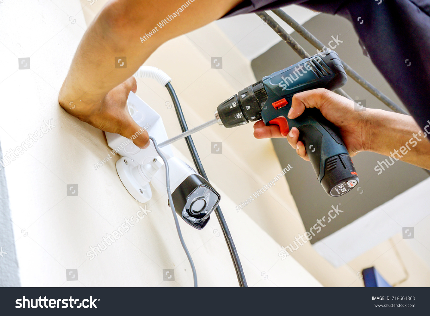 Install the tap with female hands Install the tap with female hands