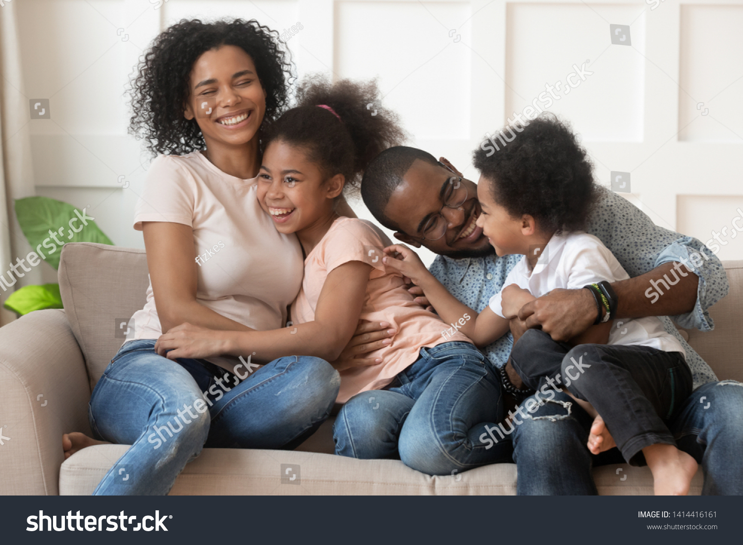 Gl Ckliche Afroamerikanische Familie Von Vier Lachenden Stockfoto Shutterstock