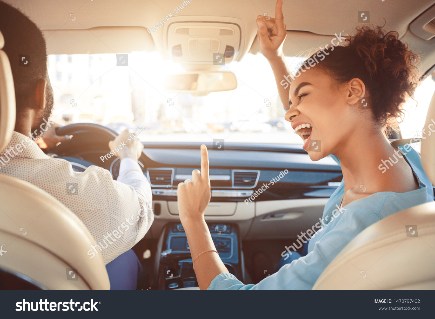 girl sing song in car