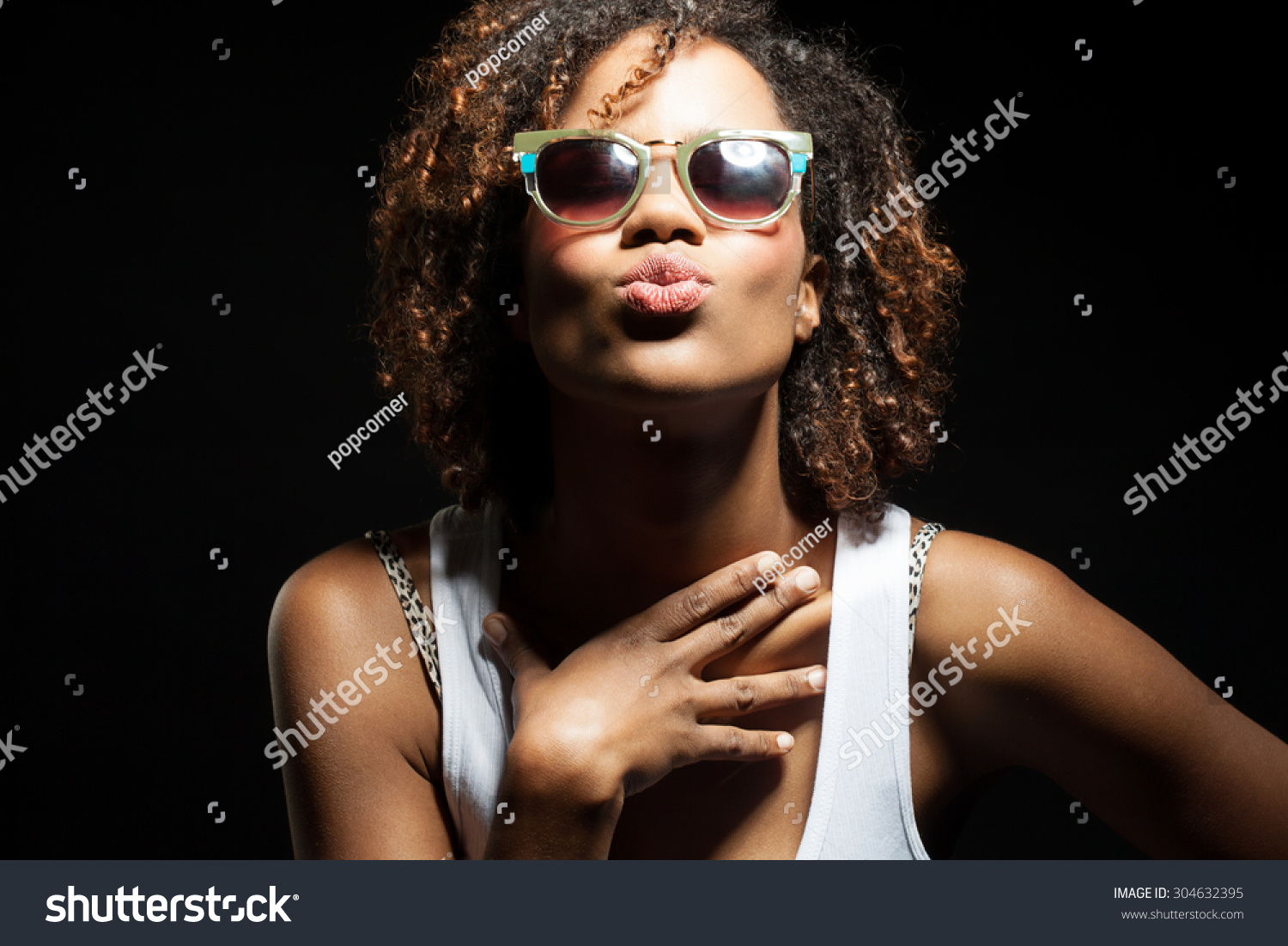 Happy Black Woman Sunglasses Gives Kiss Foto Stok 304632395 Shutterstock