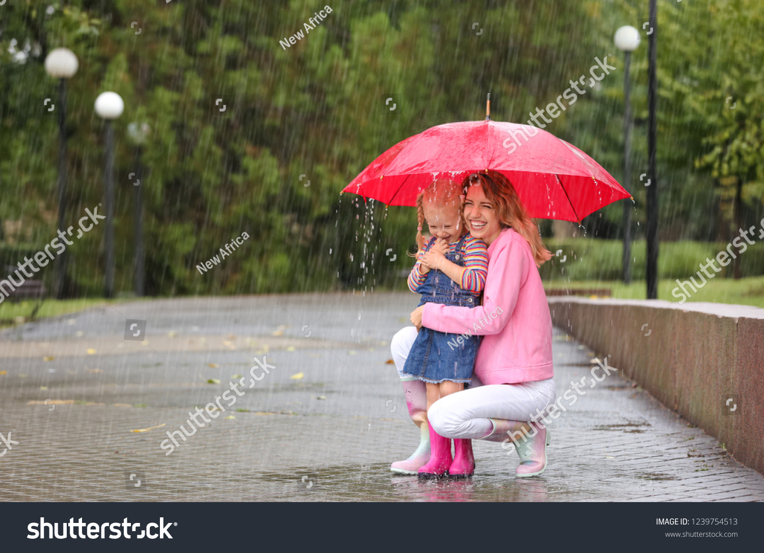 Happy Mother Daughter Red Umbrella Park ภาพสต็อก 1239754513 Shutterstock