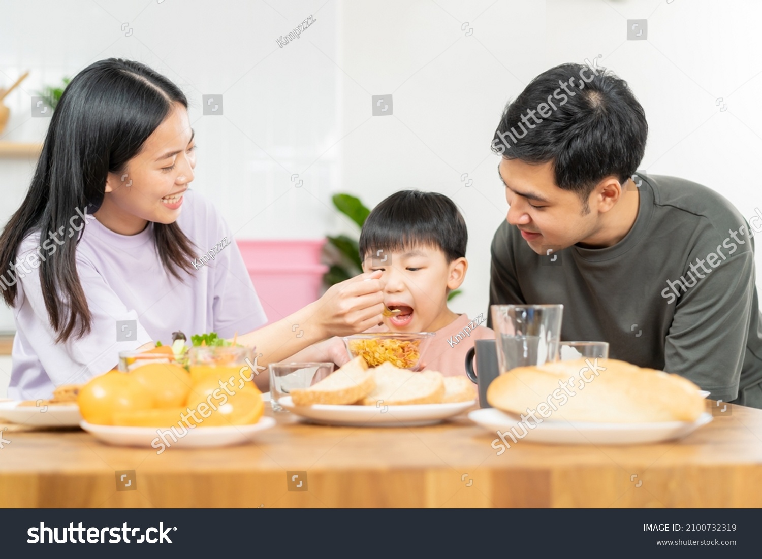 38,582 Mother and son eating Images, Stock Photos & Vectors | Shutterstock