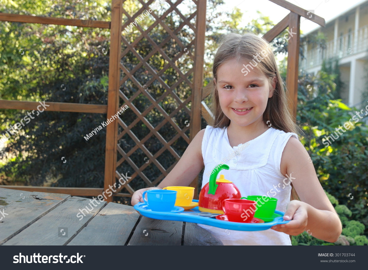 little girl play dishes