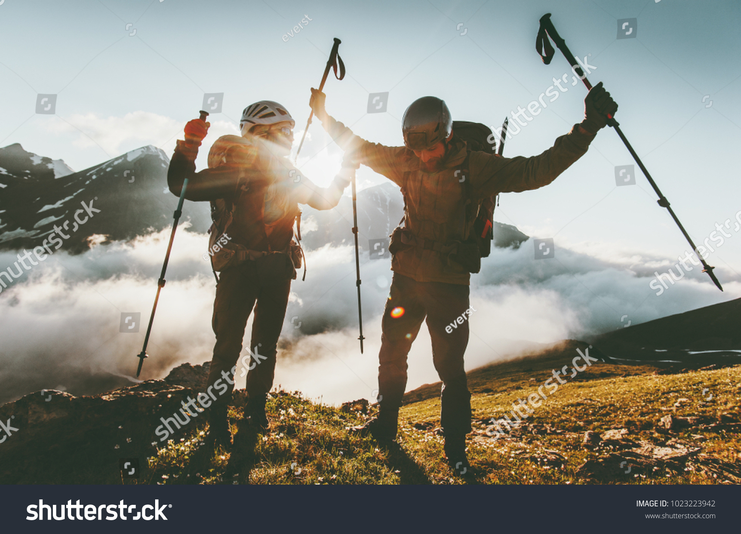 Feliz Viaje Pareja Hombre Y Mujer Foto De Stock Editar Ahora