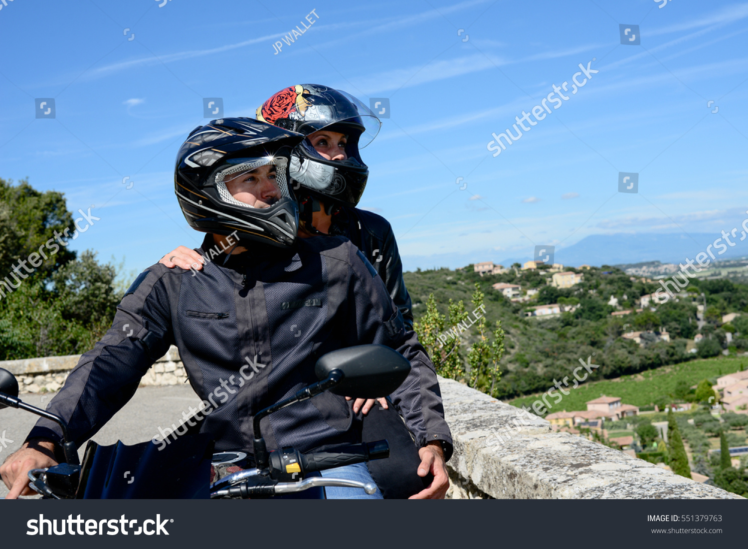 夏にバイクに乗る幸せな若いバイカーカップル の写真素材 今すぐ編集