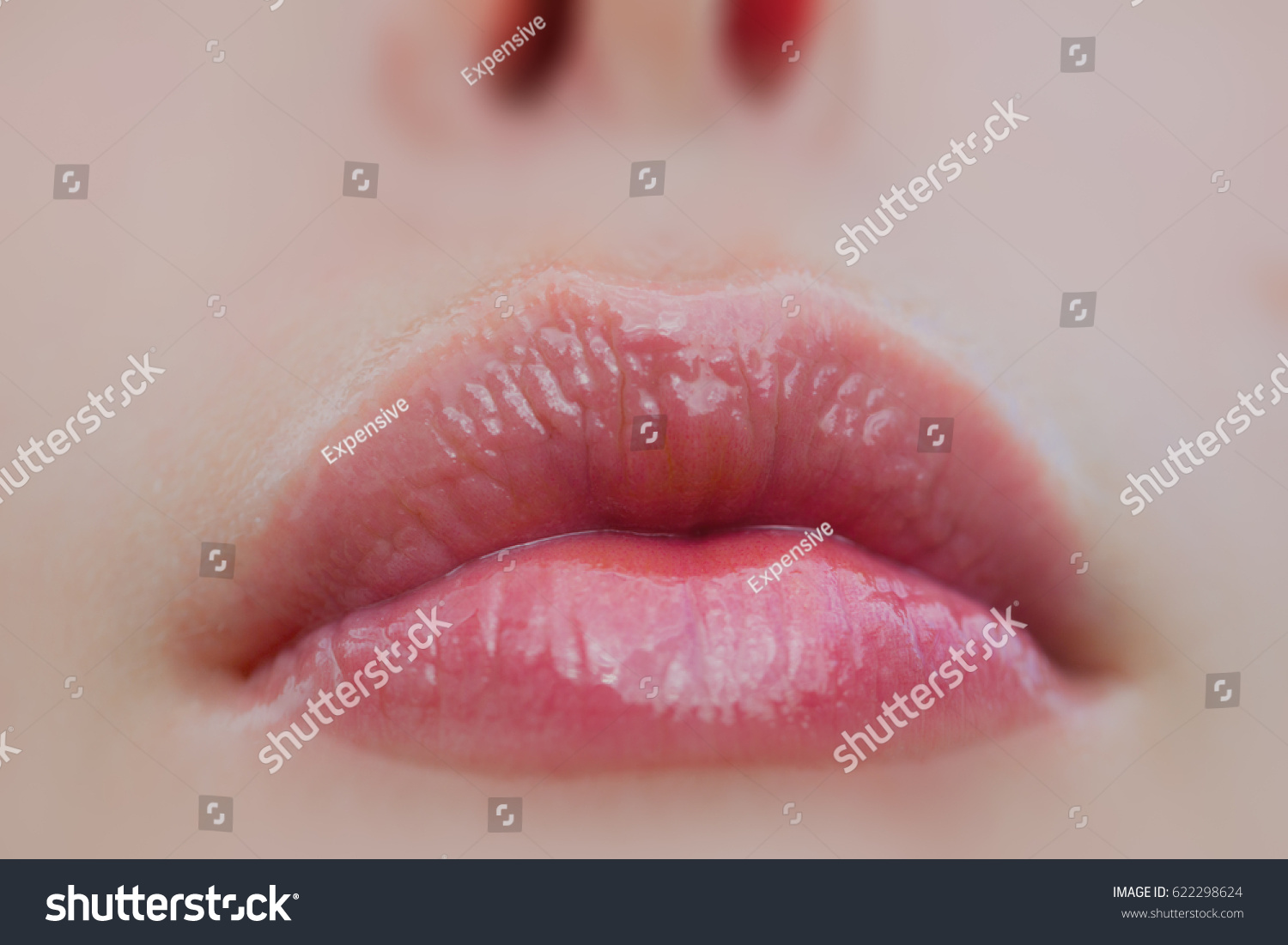 ヘルペスのない健康な女性の唇 リップ バームを持つセクシーな女の子の口 女の顔の一部 美しい若い女性の口と鼻 光沢のあるナチュラルな口紅 化粧品 化粧品 化粧 の写真素材 今すぐ編集