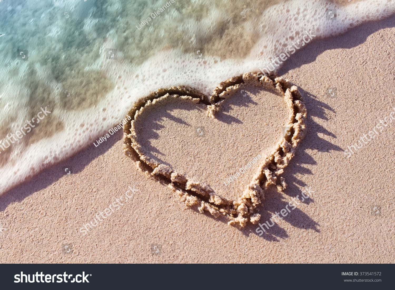 Herz Auf Sand Mit Welle Auf Stockfoto Jetzt Bearbeiten