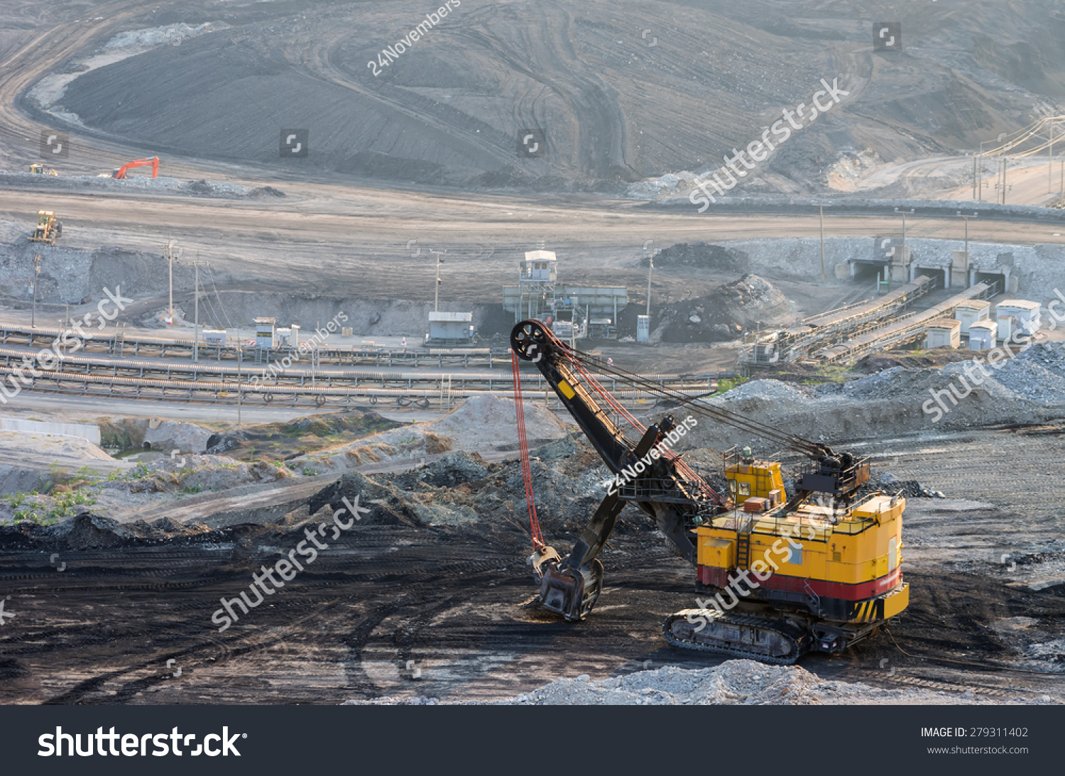 Heavy Machinery Digging Coal Mae Moh Stock Photo 279311402 - Shutterstock