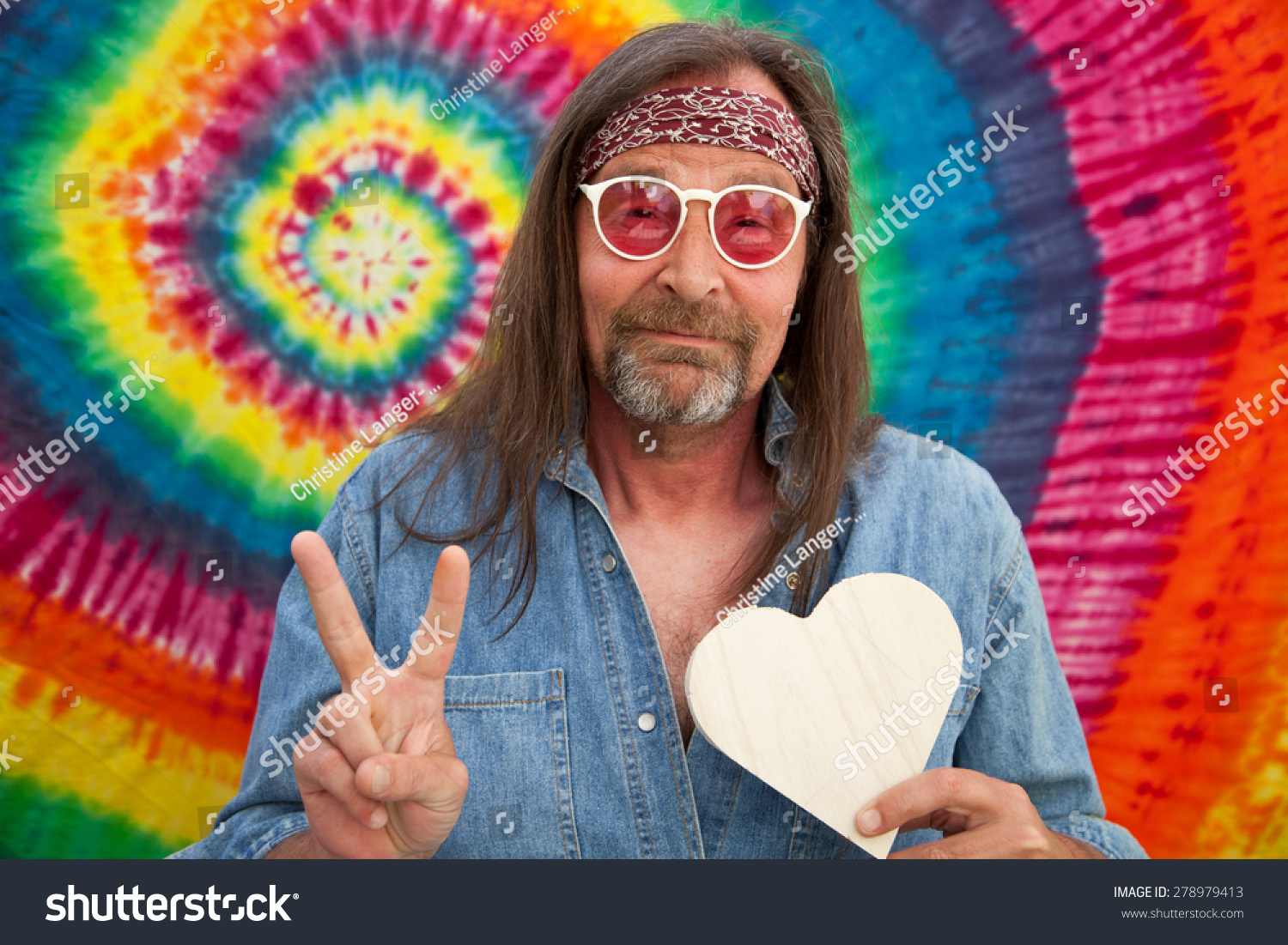 Syrien, vad händer - Sida 32 Stock-photo-hippie-middle-aged-peaceful-man-wearing-red-headband-sunglasses-and-blue-denim-shirt-while-making-278979413