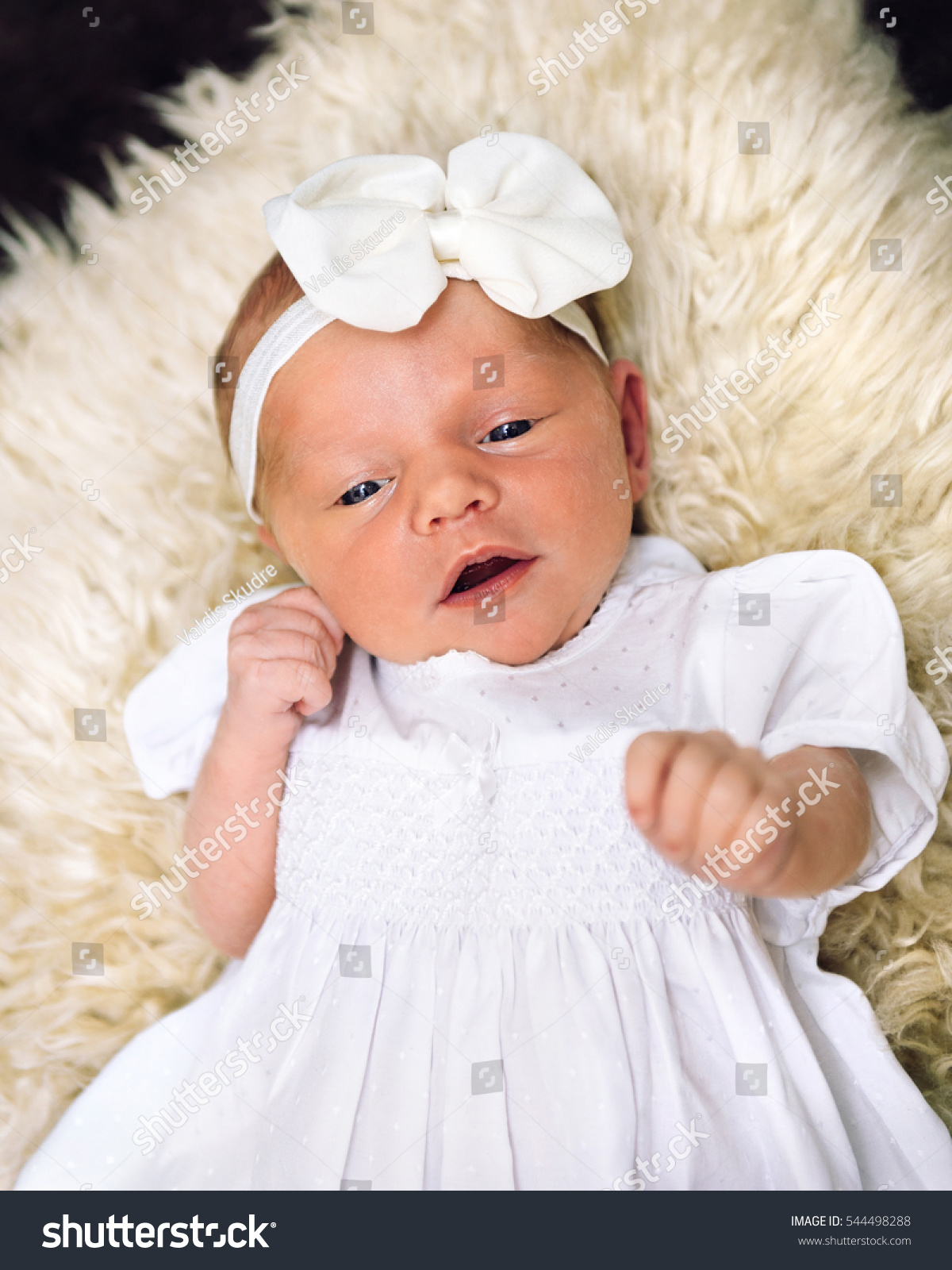 photoshoot newborn baby girl
