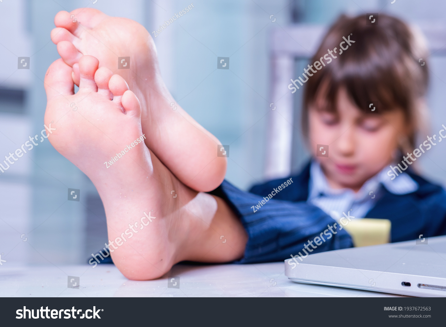 Young Girl Barefoot Images Photos Et Images Vectorielles De Stock Shutterstock 3105