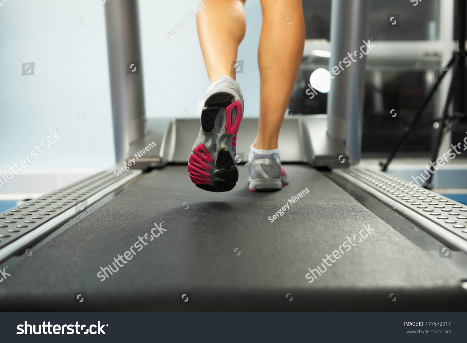 treadmill running barefoot