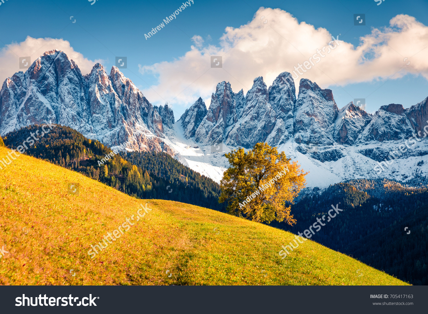 ガイスラーやオードル ドロミーツ グループの前にある サンタ マグダレナの村の丘の素晴らしい景色 イタリア ヨーロッパ ドロマイトアルプスのカラフルな秋の風景 自然のコンセプト背景に美しさ の写真素材 今すぐ編集