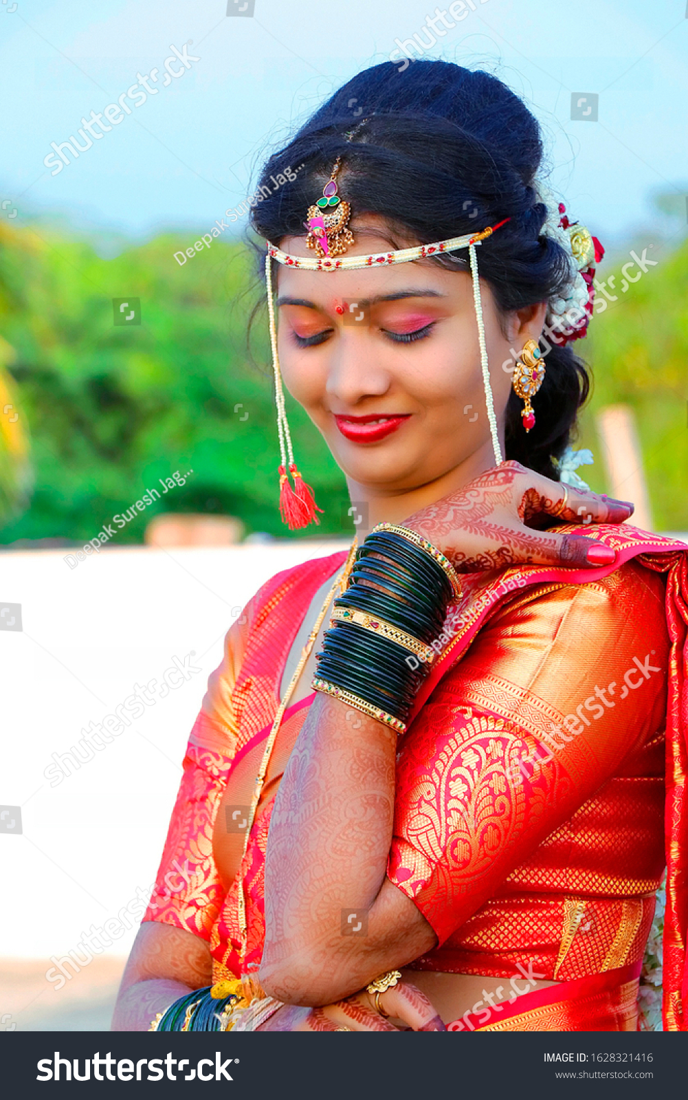 Indian Maharashtrian Wedding Couple Photos Foto Stock Editar Agora 1628321416 Shutterstock 4368