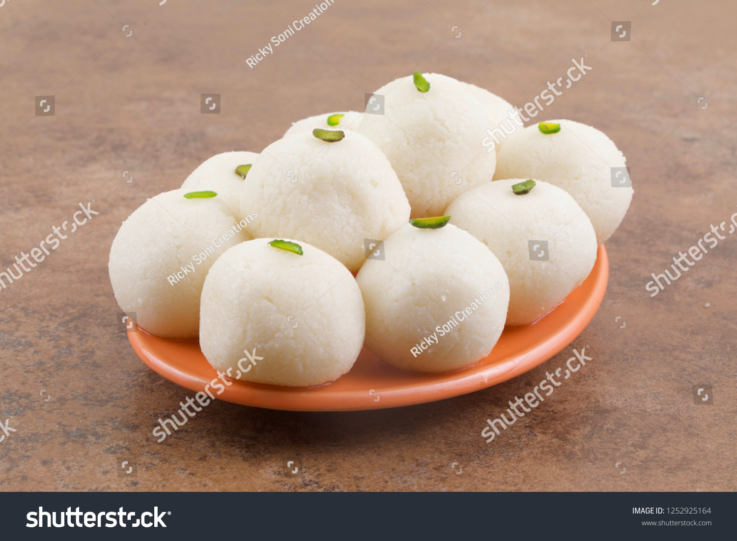 インドの甘いラスグラは ロソゴラ ロショゴラ ラサゴラ ラス グラ アングリ ラスグラ アンゴーリ ラスグルラとしても知られ インドで人気のある甘いデザートです 玉型の団子で作られる の写真素材 今すぐ編集
