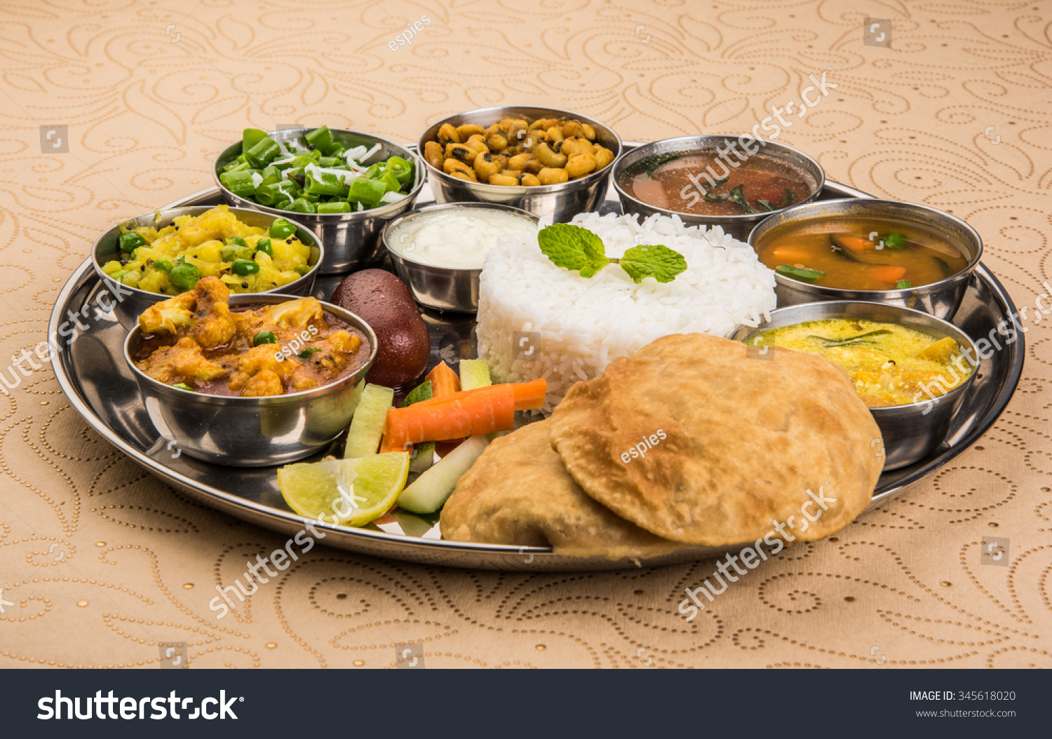 Indian Veg Thali Restaurant Style Complete stockfoto (nu bewerken