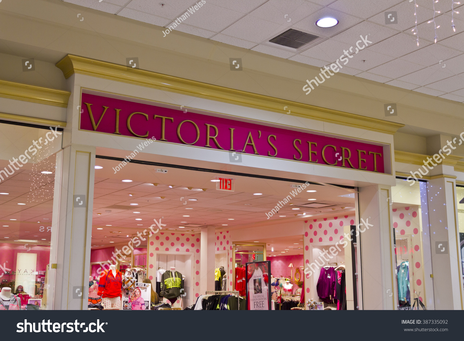 Indianapolis - Circa December 2015: Victoria'S Secret Retail Mall ...