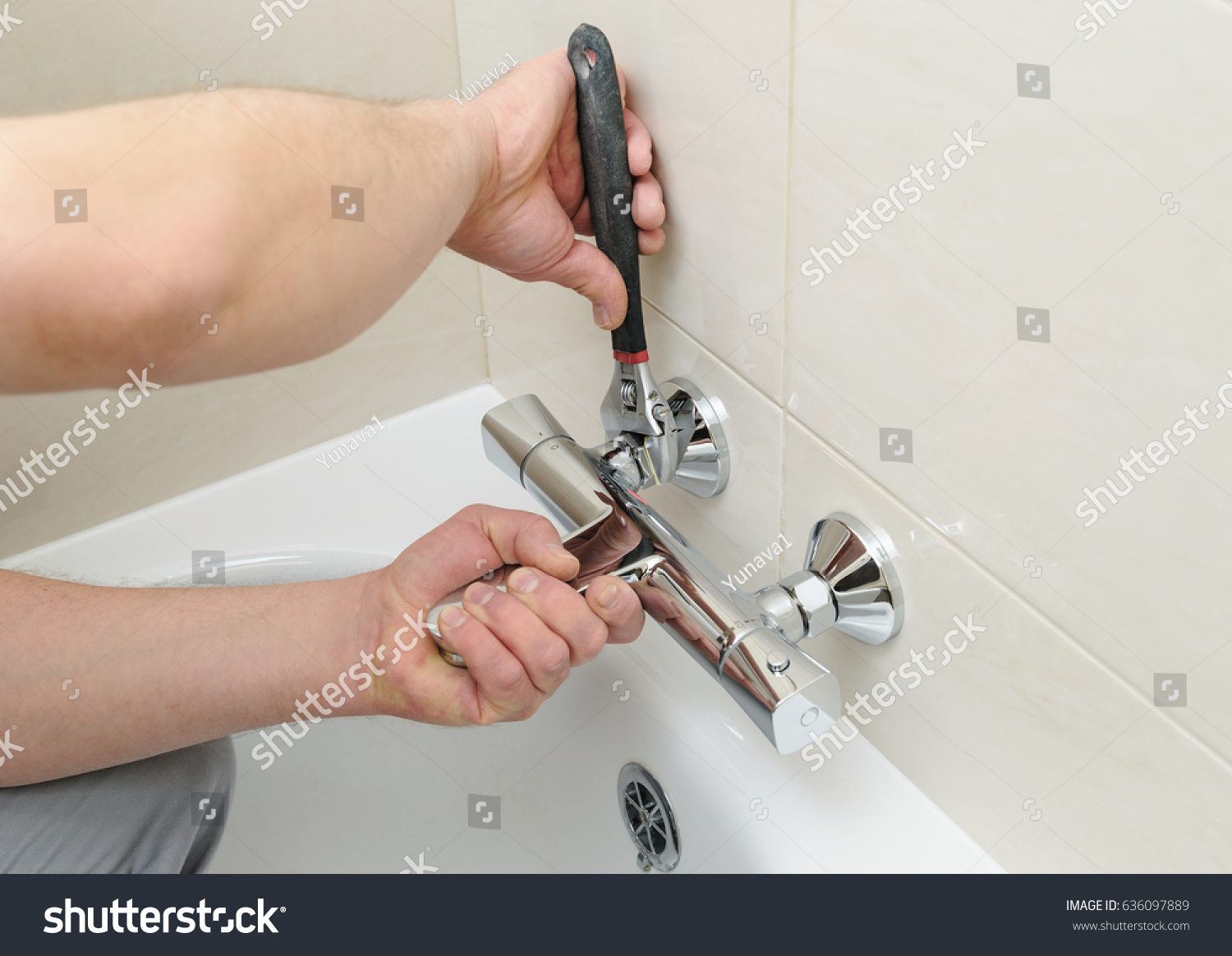 Install the tap with female hands Install the tap with female hands