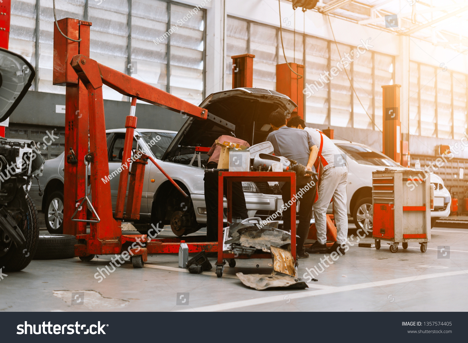 Interior Car Repair Garage Service Station: foto stock (editar agora