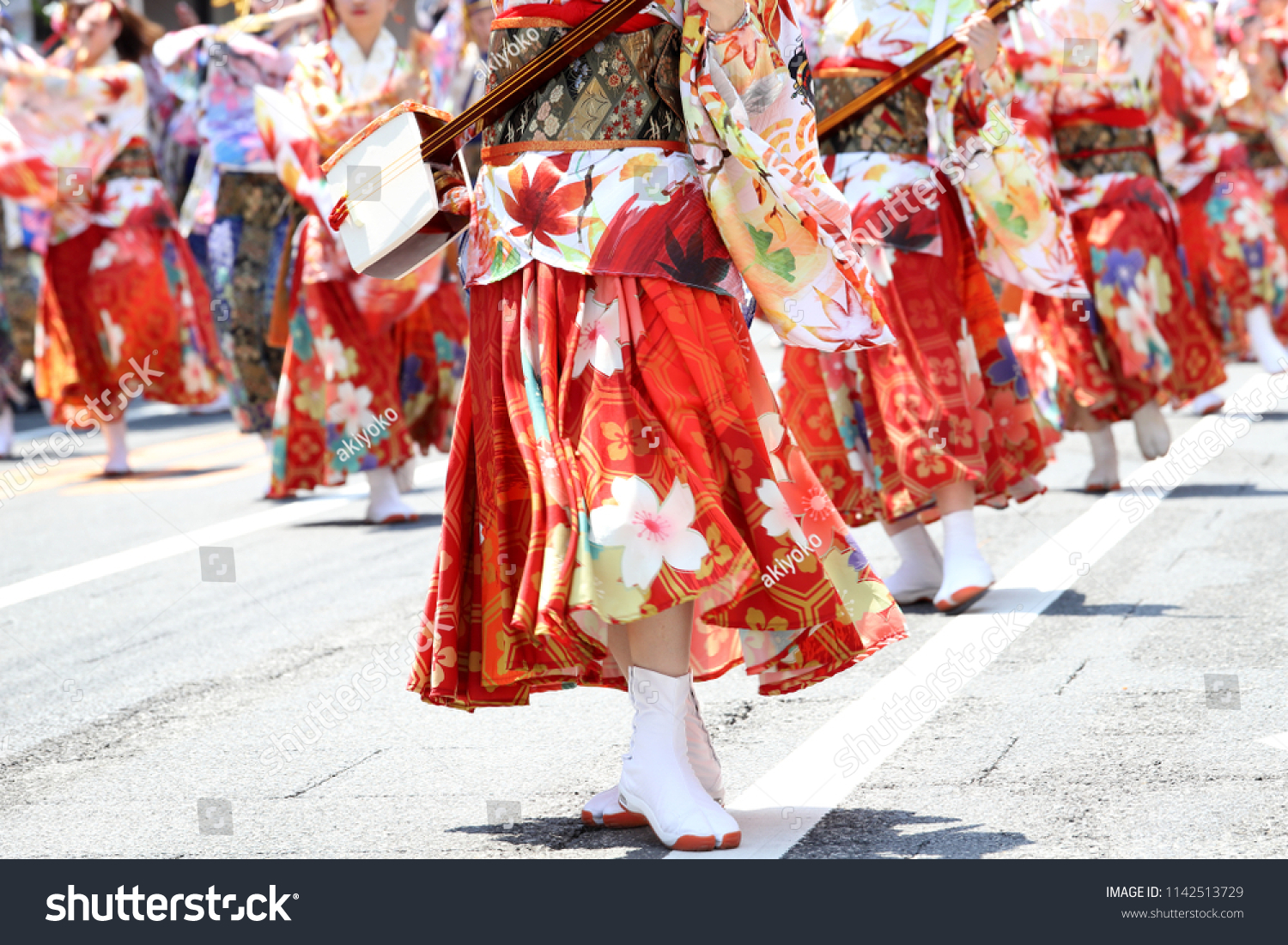 有名なよさこい祭りでは 毎年無料で踊る日本人のパフォーマーが踊ります よさこいは 日本の踊りのユニークなスタイルです の写真素材 今すぐ編集