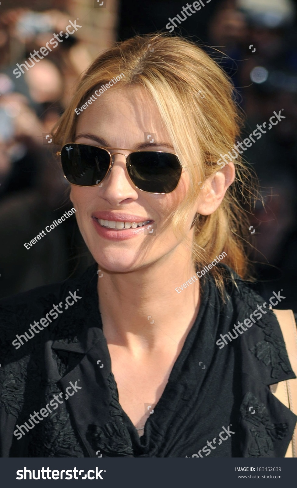 Julia Roberts Wearing Rayban Sunglasses 