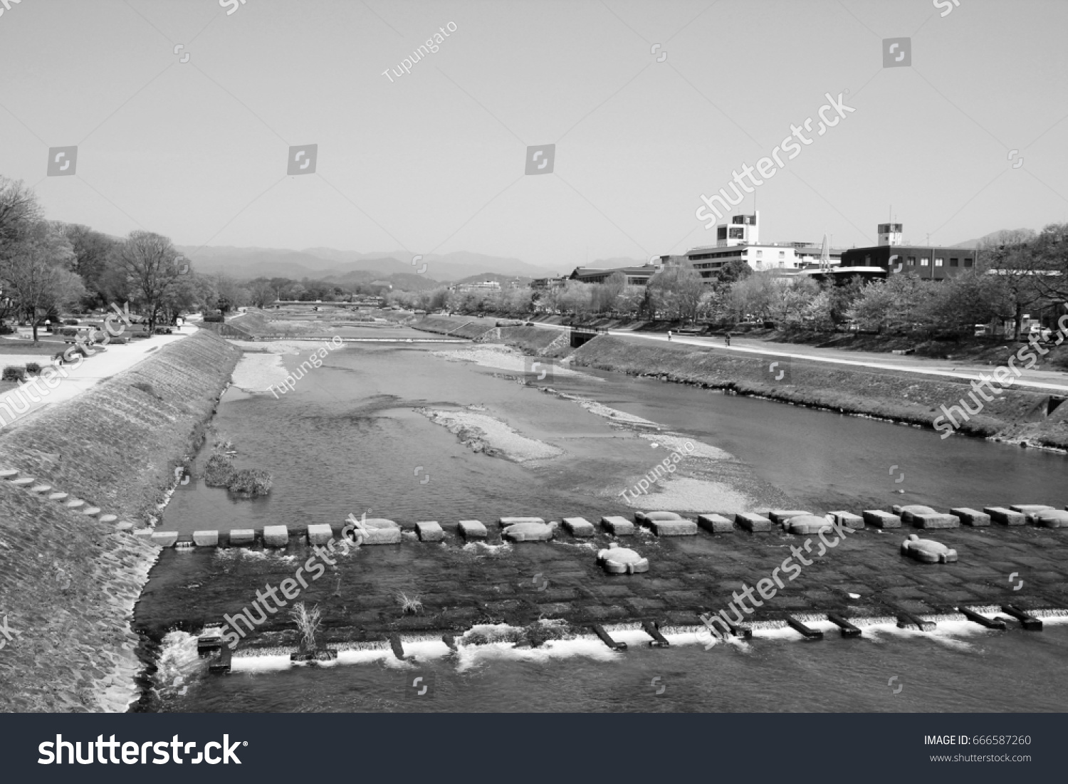 Kamogawa River Kyoto Japan Black White Arkivfoto Rediger Na 666587260