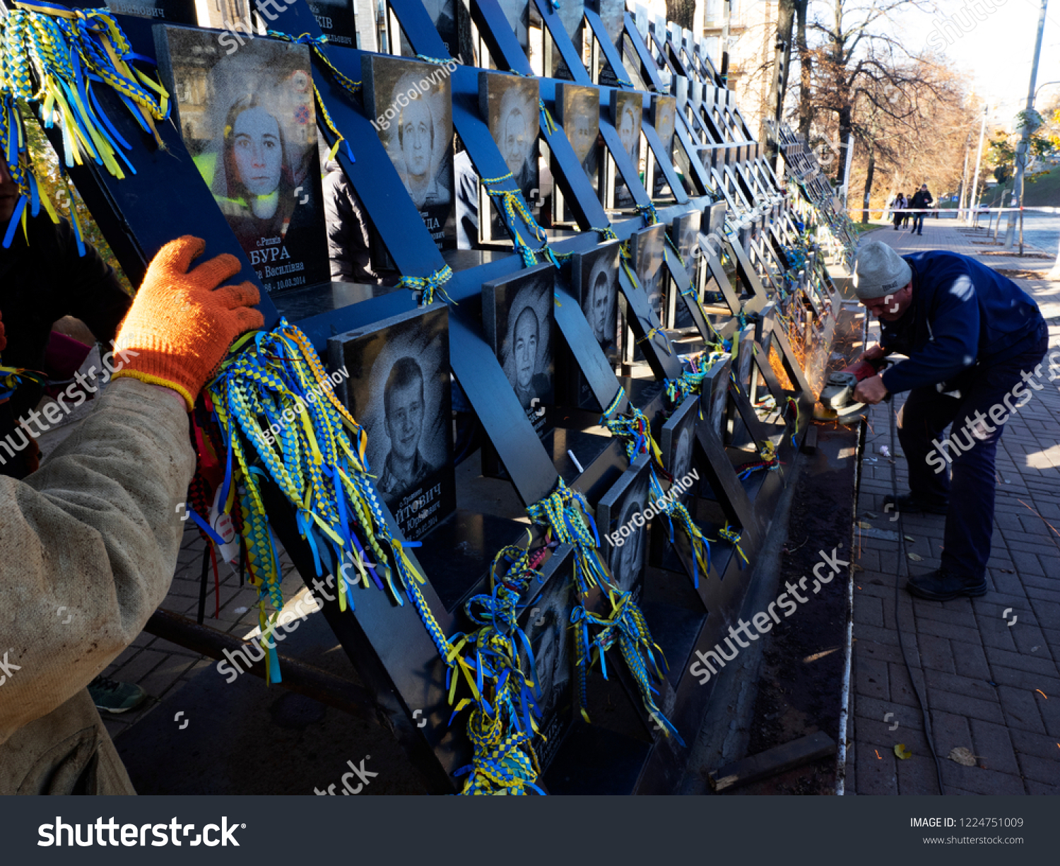 KIEV, UKRAINE - November 7, 2018:  Municipal workers are dismantling the 'Heroes of the Heavenly Hundred'  memorial, dedicated to Euromaidan activists who was killed during anti-government clashes
