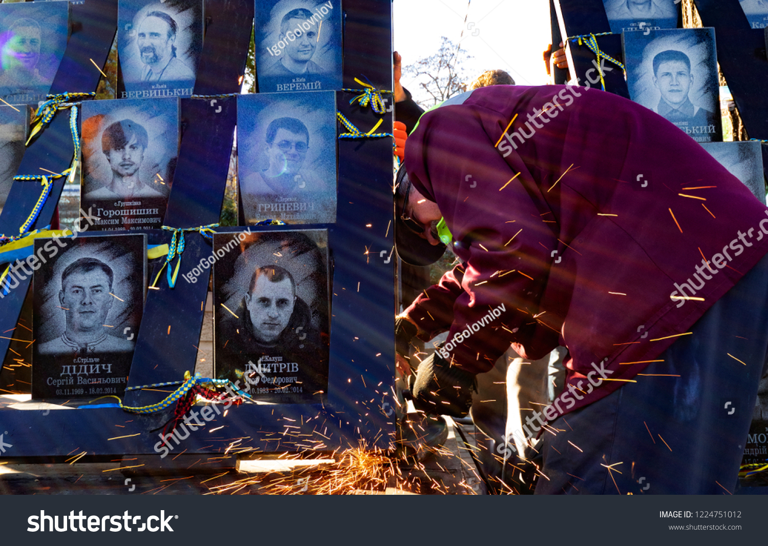 KIEV, UKRAINE - November 7, 2018:  Municipal workers are dismantling the 'Heroes of the Heavenly Hundred'  memorial, dedicated to Euromaidan activists who was killed during anti-government clashes