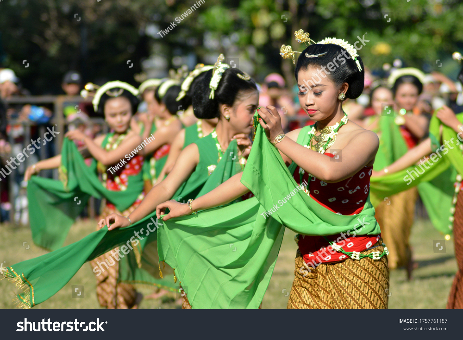 442 Imágenes De Tarian Jawa Imágenes Fotos Y Vectores De Stock Shutterstock