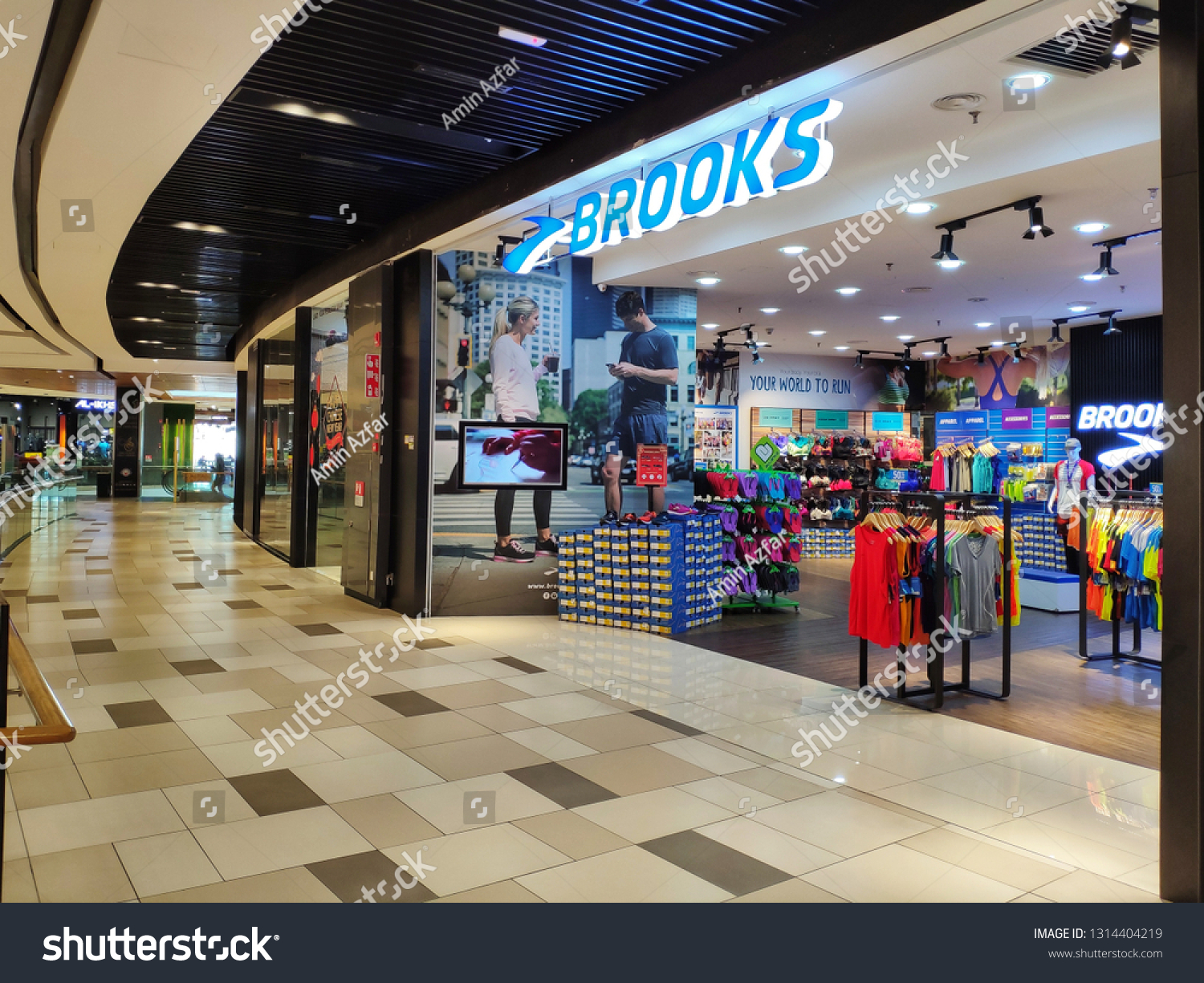 brooks store shoes