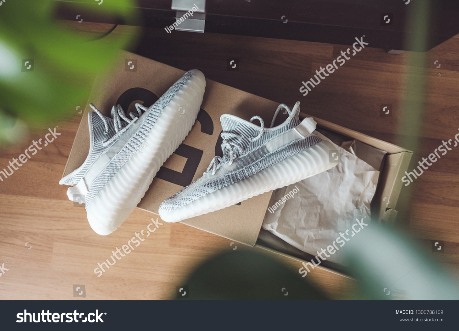 Yeezy Boost 350 V2 Static Pre Order Guaranteed Bump