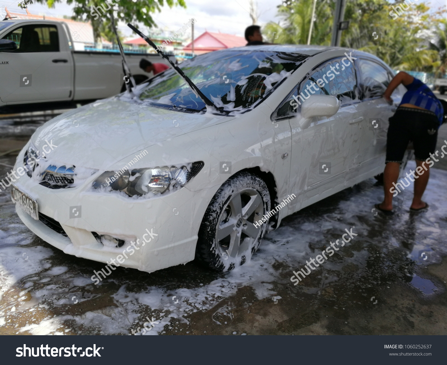 Kuching Malaysia Feb27 2018 Workers Washing Stock Photo Edit Now 1060252637