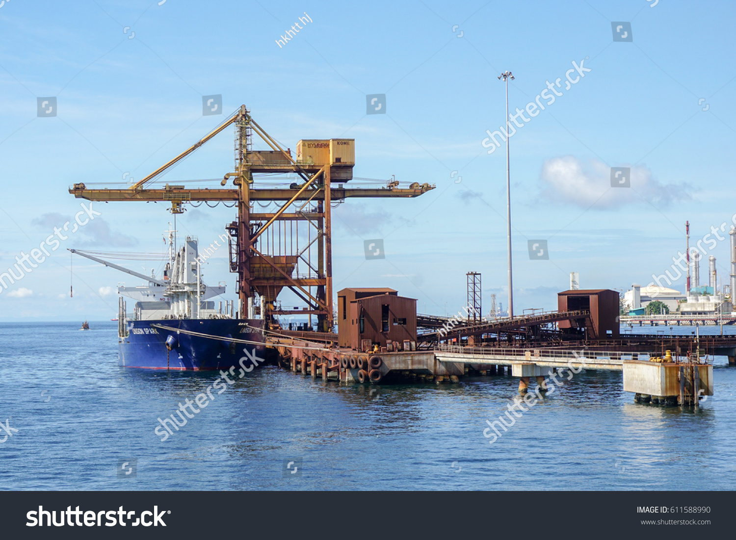 Labuanmalaysiamac 252017a Large Bulk Carrier Supplying Stock Photo Edit Now 611588990