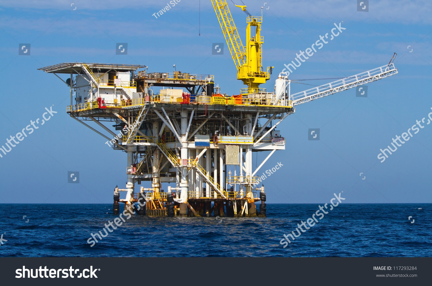 Large Pacific Ocean Offshore Oil Rig Stock Photo 117293284 - Shutterstock