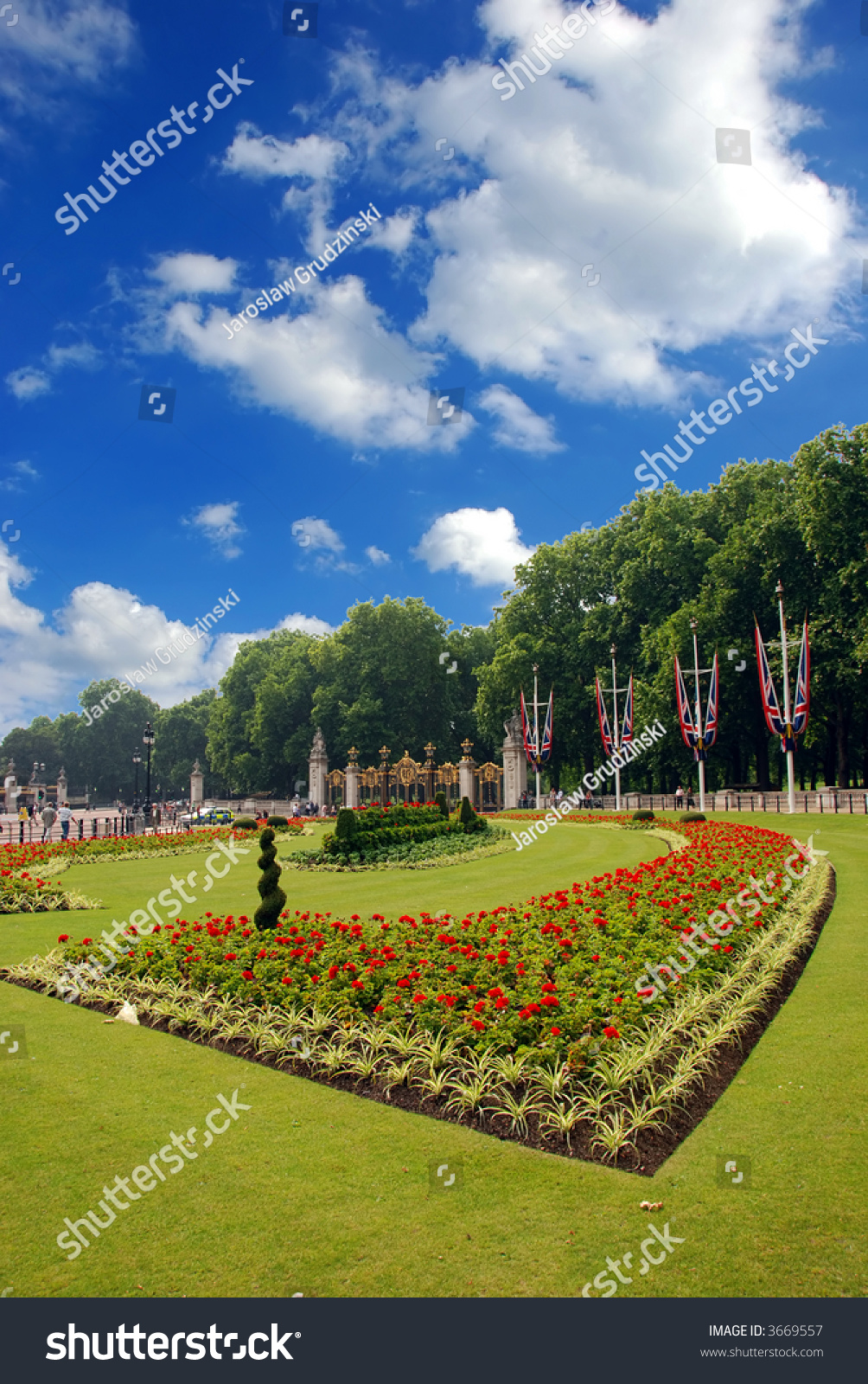 Lawn Front Buckingham Palace London Stock Photo 3669557 - Shutterstock