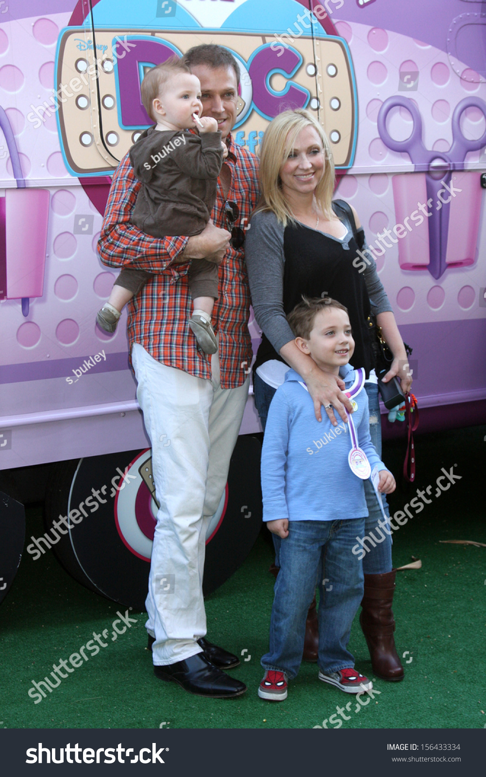 Leigh Allyn Baker Family Disney Juniors Stock Photo 156433334 ...