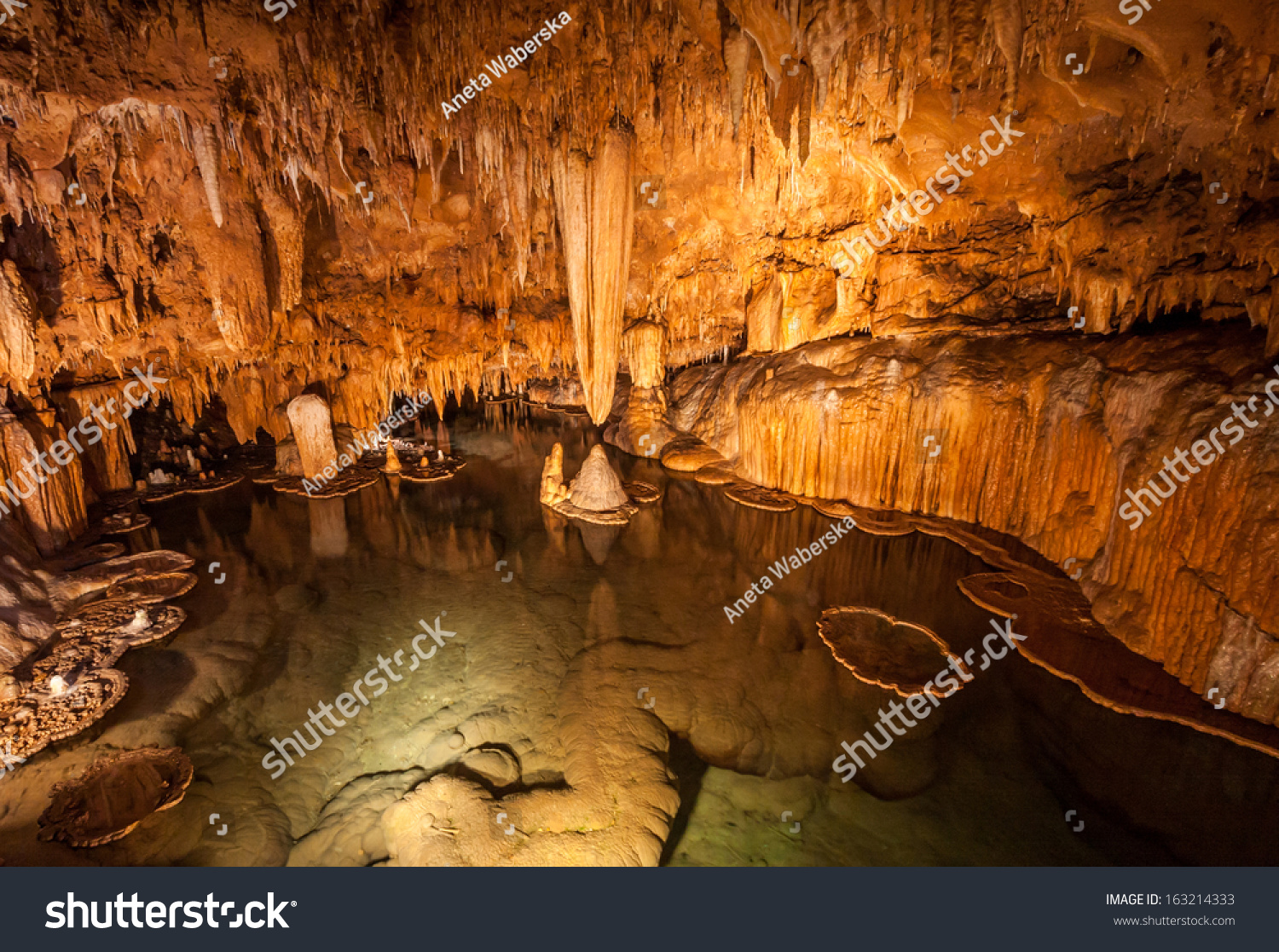 48 Onondaga Cave Images Stock Photos Vectors Shutterstock   Stock Photo Lily Pad Room In Onondaga Cave National Landmark Missouri 163214333 