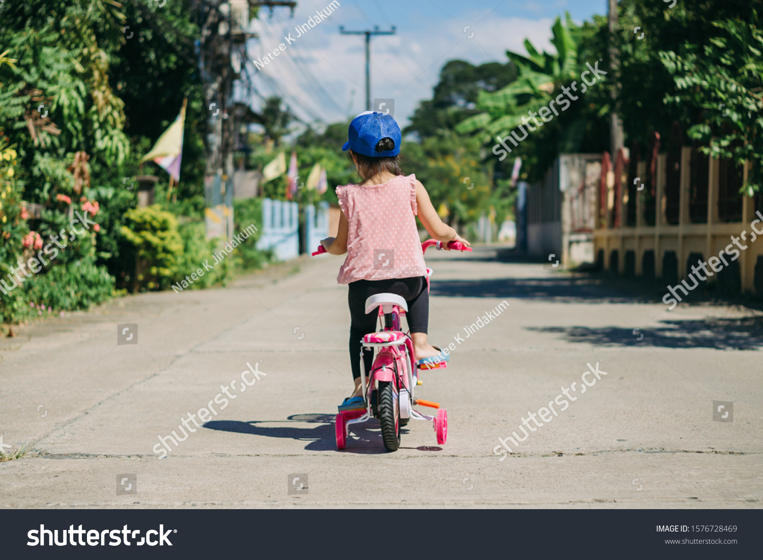 little girls bike with training wheels