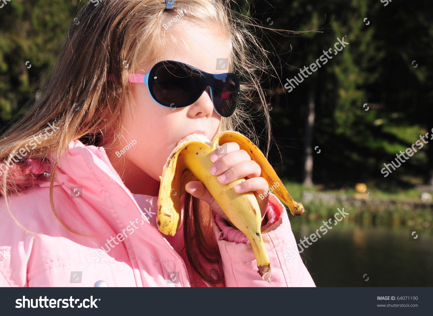 Дамочка трахает себя бананом в лесу