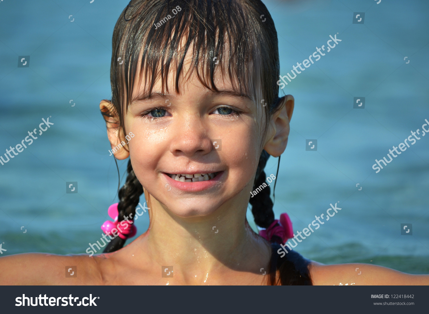 Little Girl Wetrajceidnes Backyard