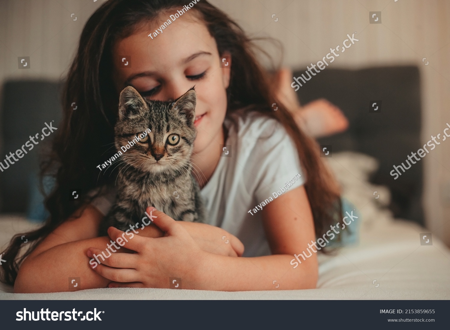 Little Girl Lying Bed Hug Kitten Stock Photo 2153859655 | Shutterstock