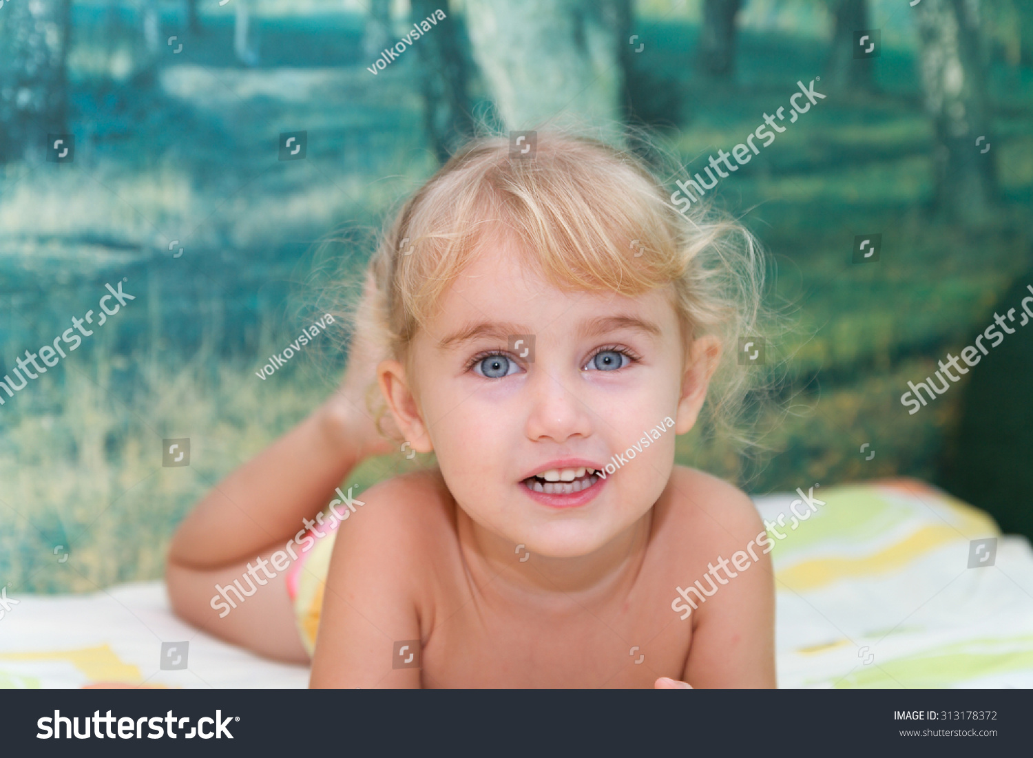 little-girl-playing-on-bed-after-foto-de-stock-313178372-shutterstock