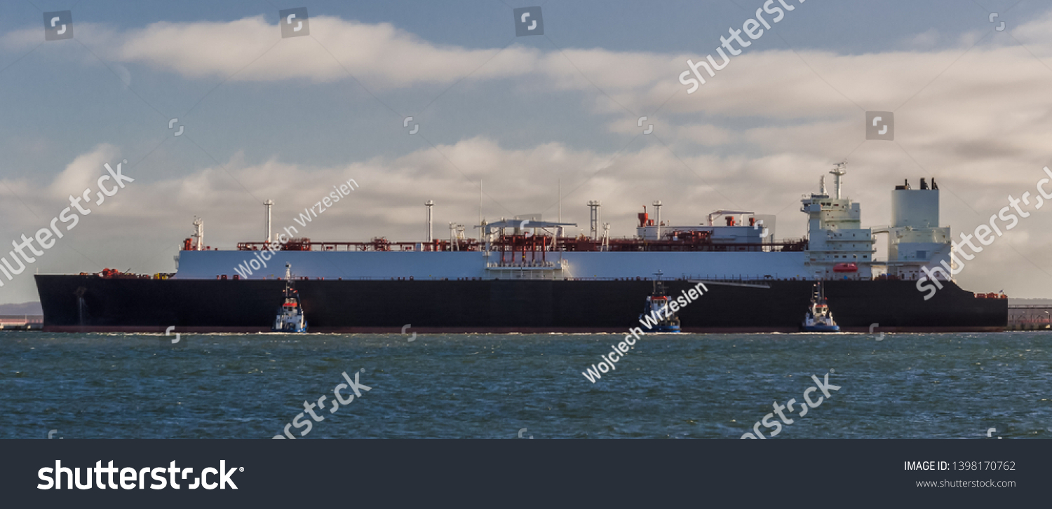 Lng Tanker Ship Tugs Maneuvering Gas Foto De Stock