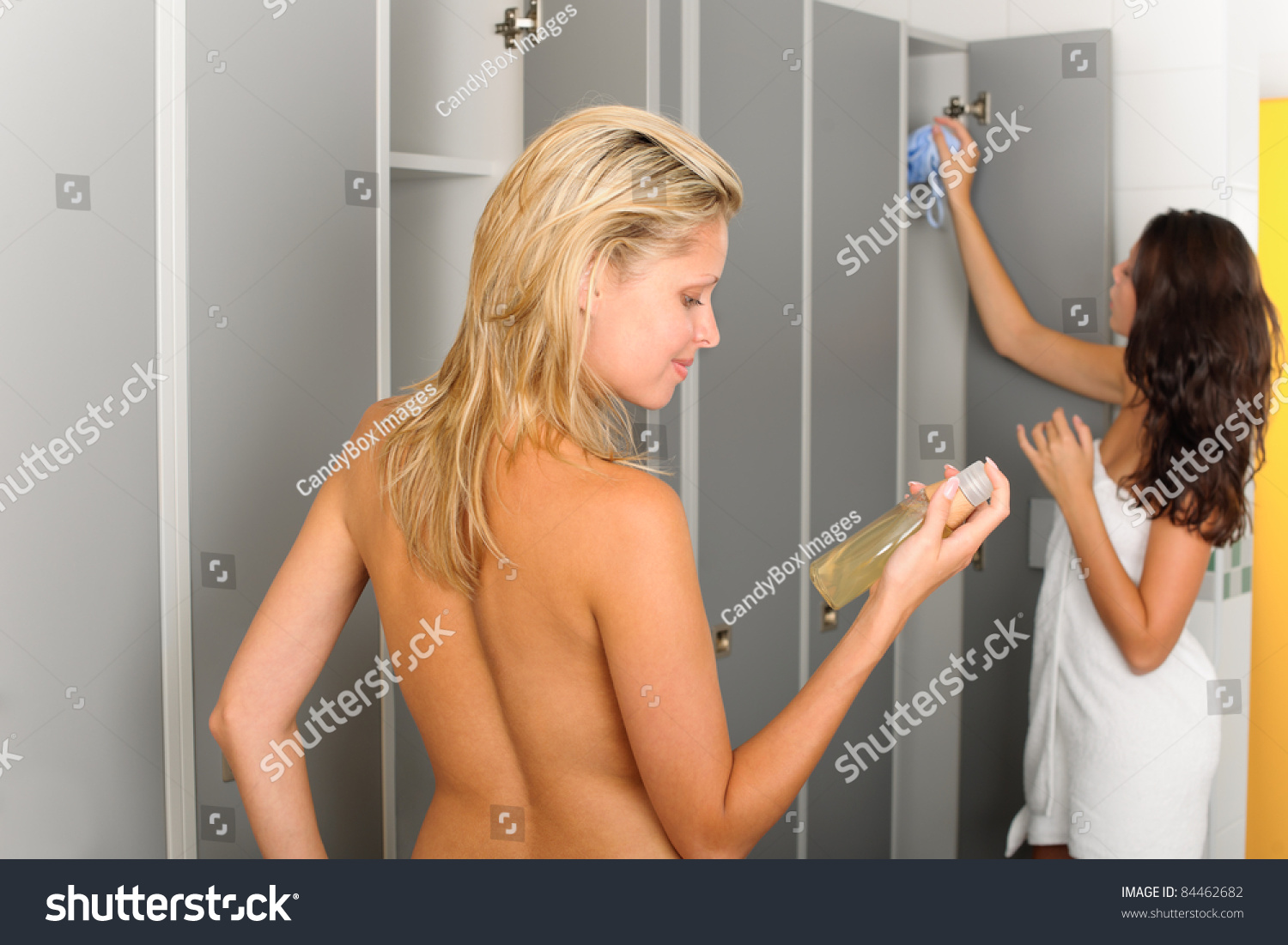 Locker Room Two Sportive Women Shampoo Stockfoto Jetzt