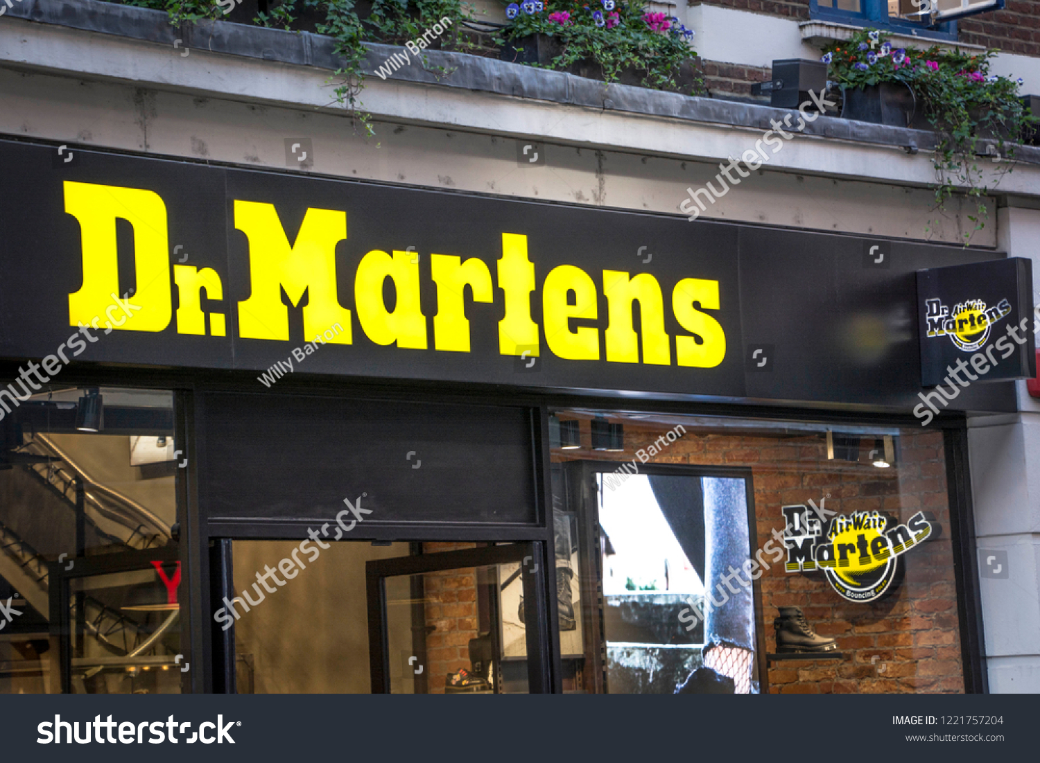 London October 2018 Dr Martens Store Stock Photo 1221757204 | Shutterstock