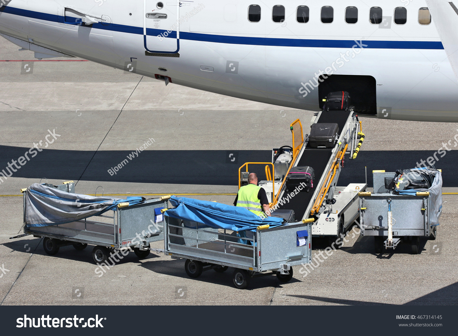 2,055 Belt loaders Images, Stock Photos & Vectors | Shutterstock