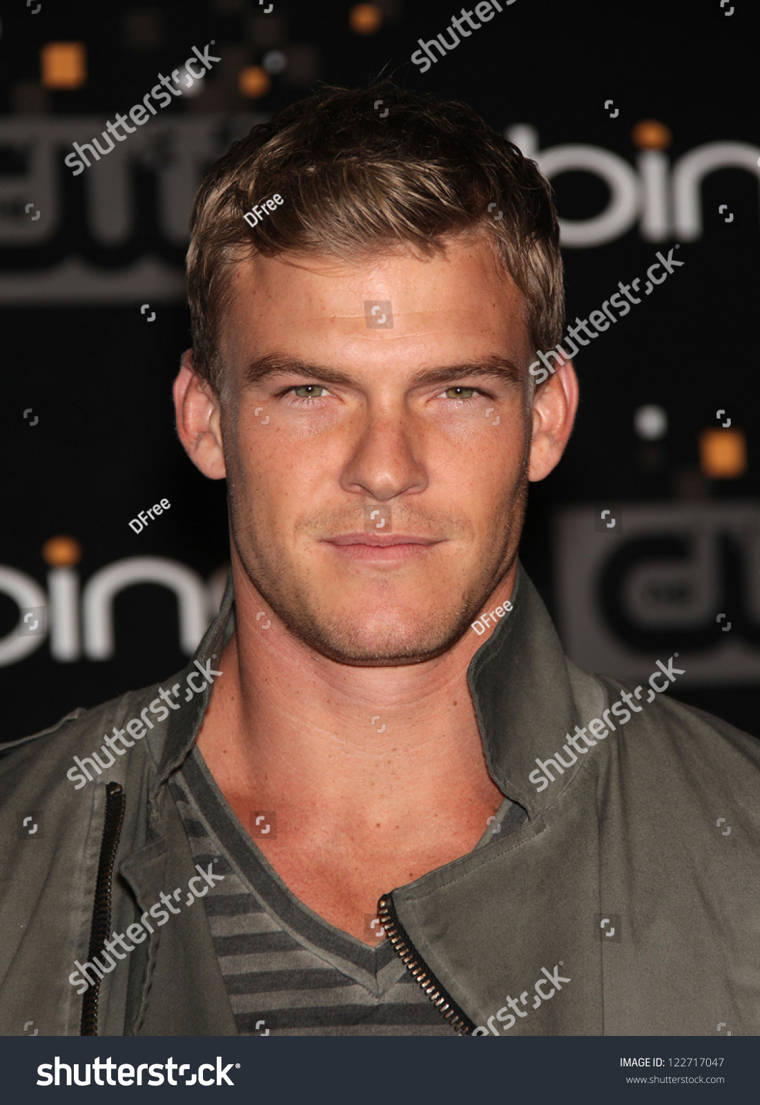 alan ritchson reacher Lagger