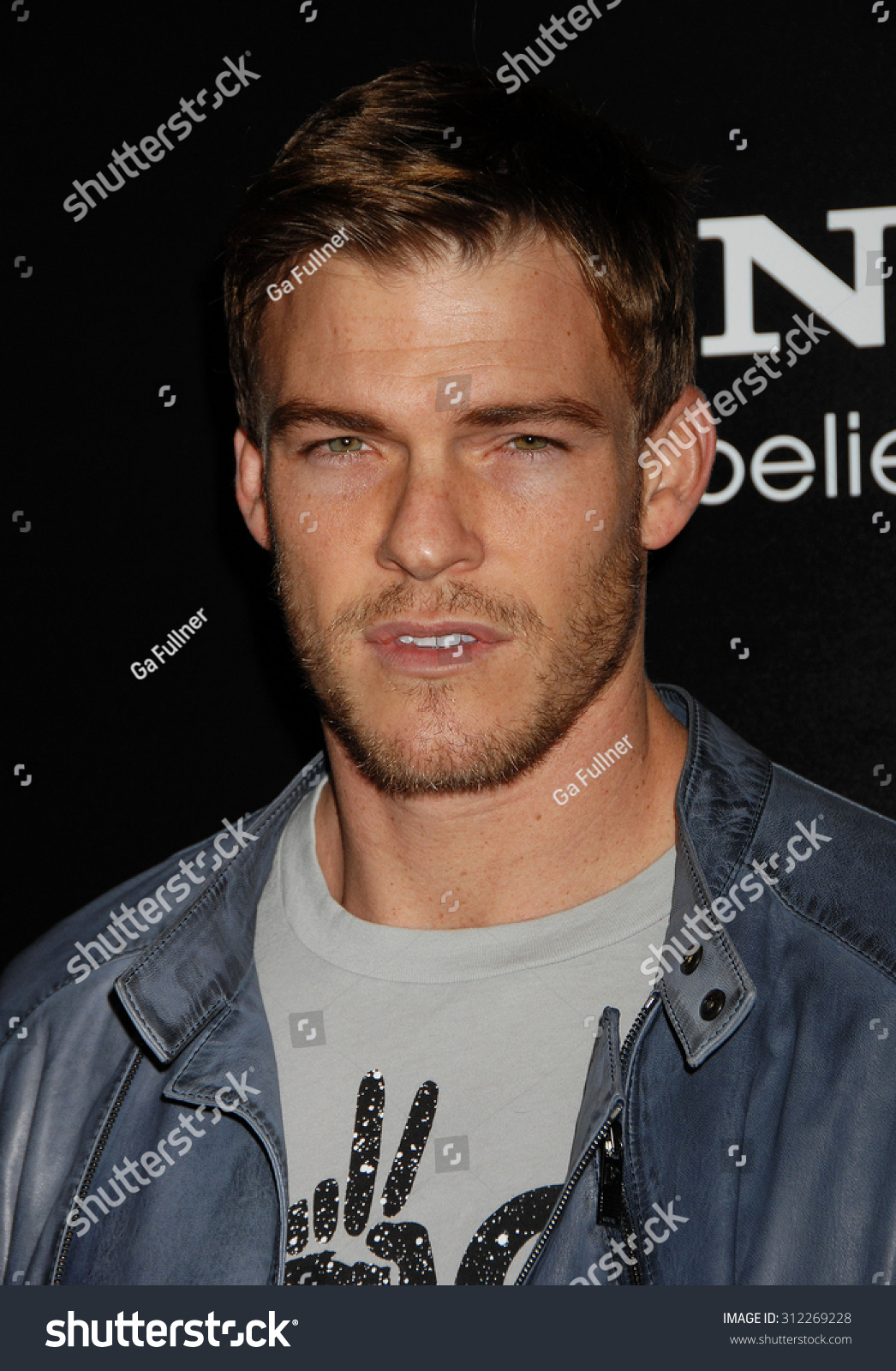 alan ritchson reacher Lagger