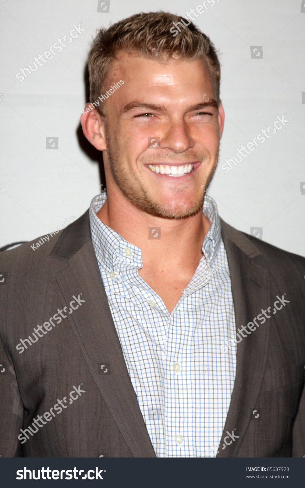 alan ritchson reacher Lagger